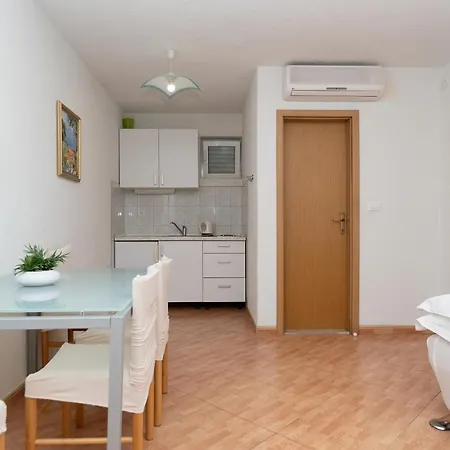 Urlic Apartment *